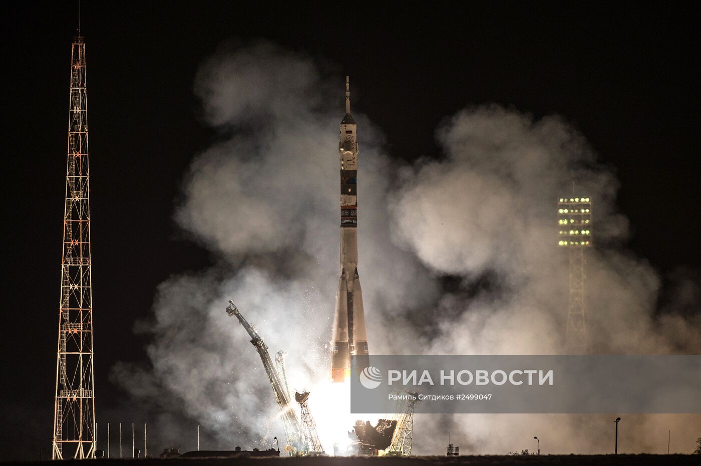 Старт ракеты "Союз ТМА-14М" на космодроме "Байконур"