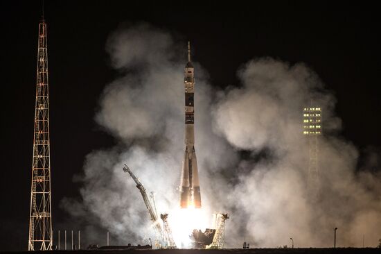 Старт ракеты "Союз ТМА-14М" на космодроме "Байконур"
