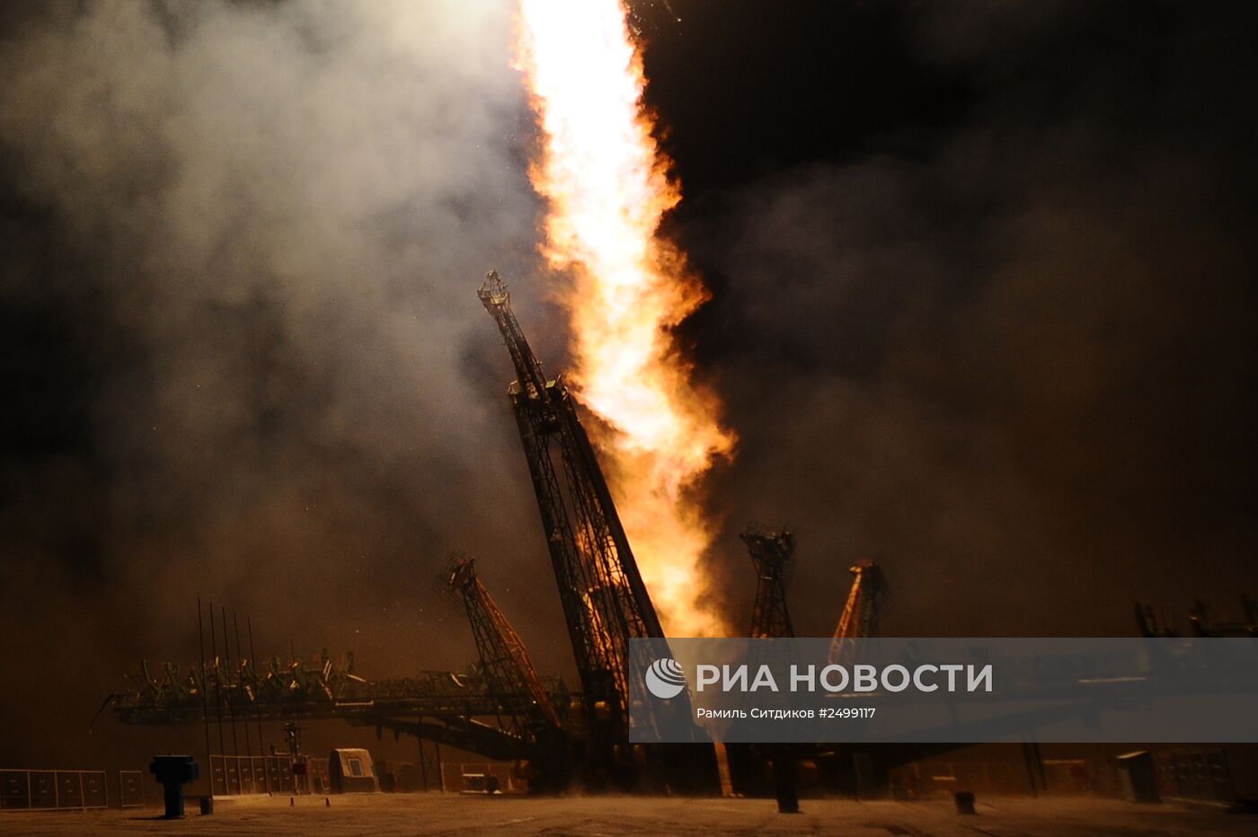 Старт ракеты "Союз ТМА-14М" на космодроме "Байконур"