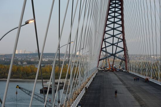 Подготовка к открытию автомобильного моста через реку Обь в Новосибирске