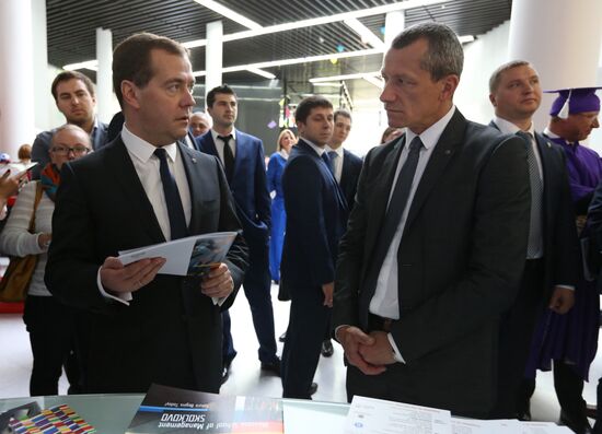 Д.Медведев посетил Московскую школу управления "Сколково"