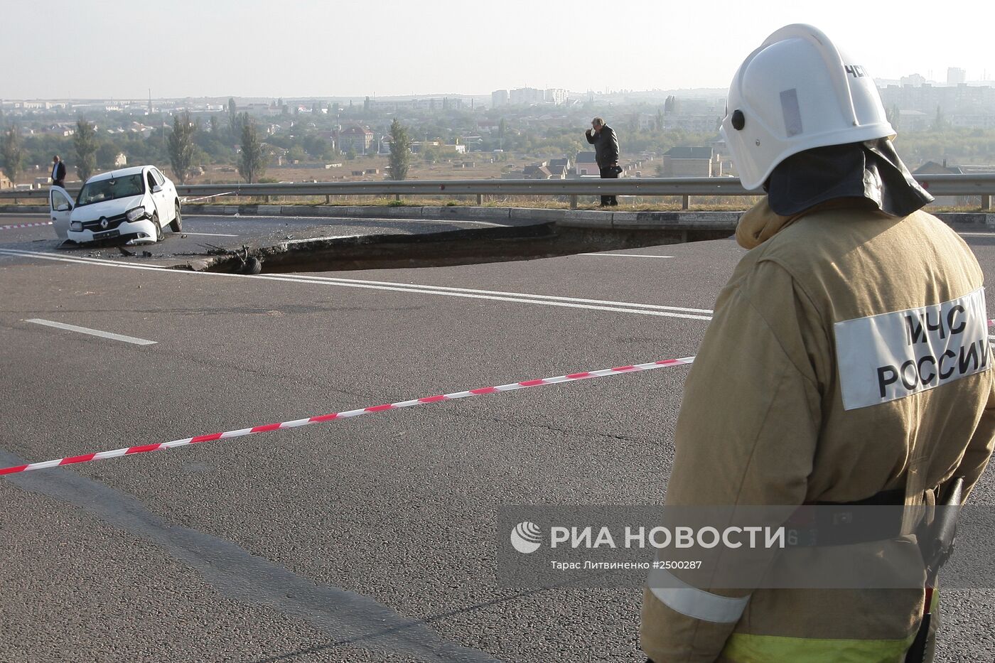 Обвал грунта на участке автотрассы в Крыму