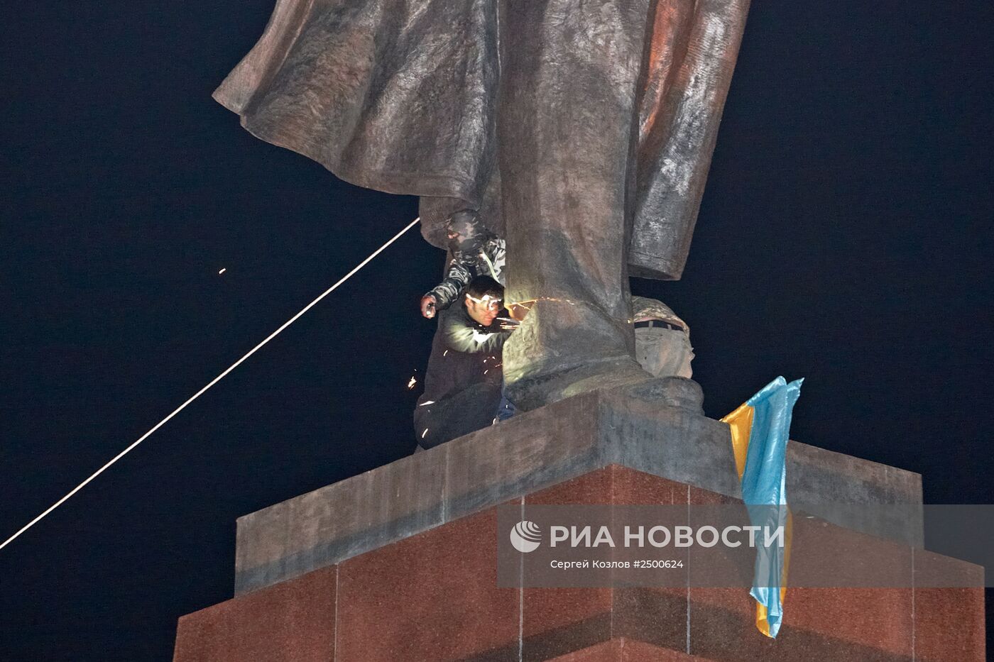 В Харькове снесли памятник Ленину