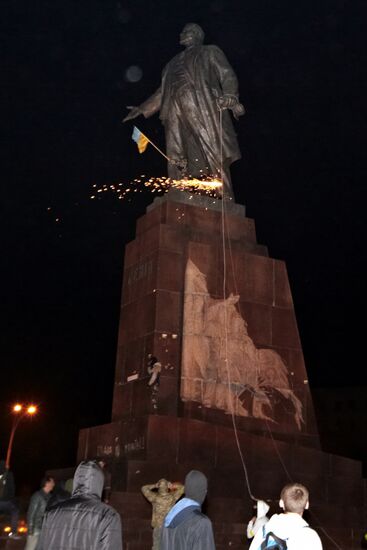 В Харькове снесли памятник Ленину