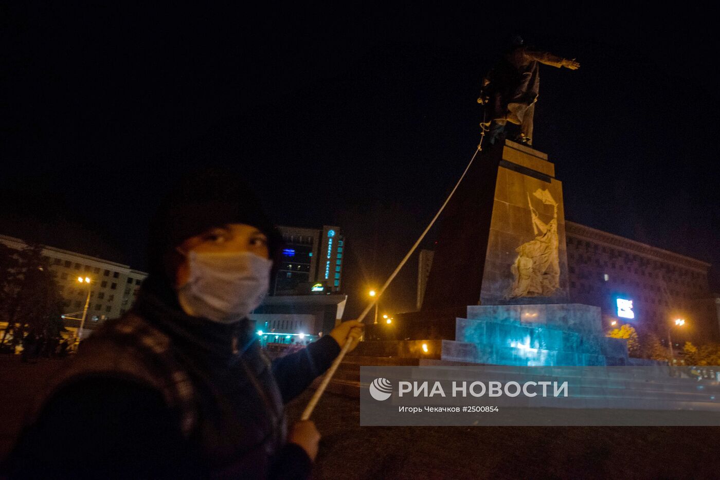 В Харькове снесли памятник Ленину