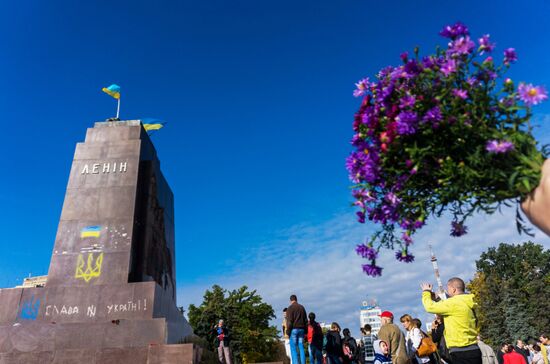 В Харькове снесли памятник Ленину