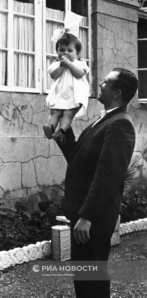 Юрий Гагарин с дочкой Галей на отдыхе в Крыму