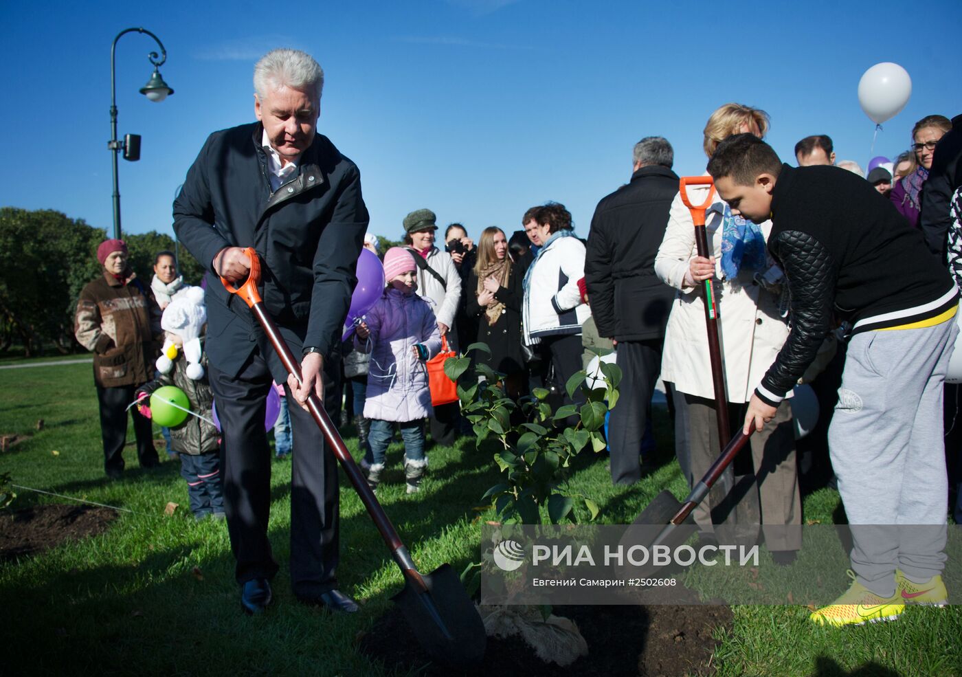 С.Собянин осмотрел благоустроенный парк "Сиреневый сад"