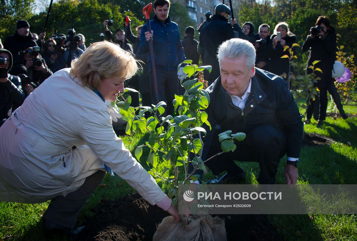 С.Собянин осмотрел благоустроенный парк "Сиреневый сад"