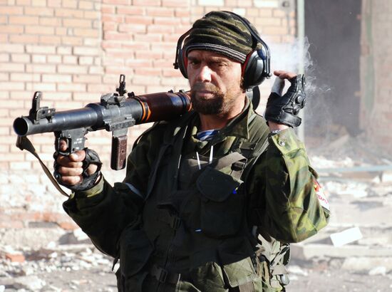 Бои в районе аэропорта города Донецка