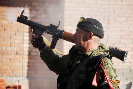 Бои в районе аэропорта города Донецка