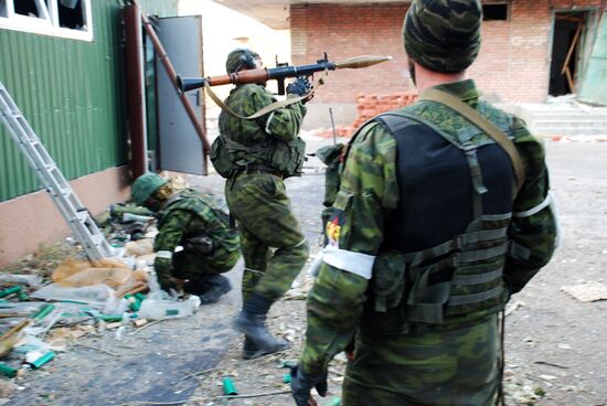 Бои в районе аэропорта города Донецка