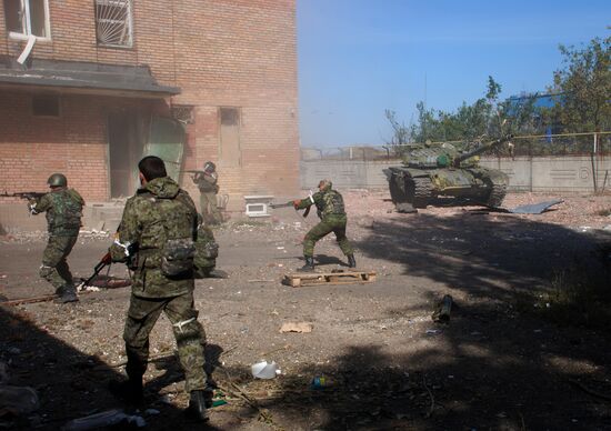 Бои в районе аэропорта города Донецка