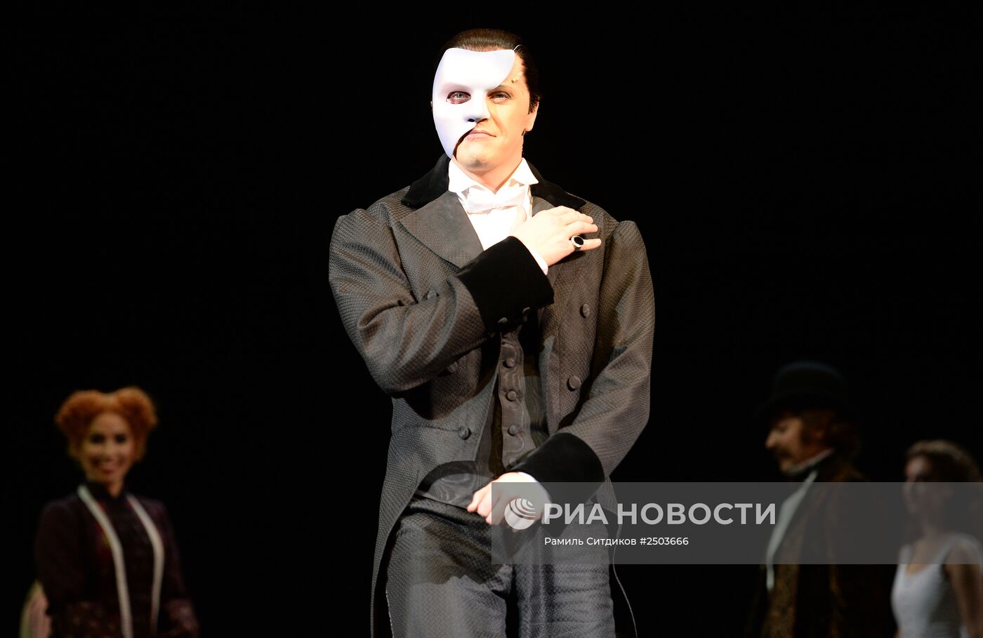 Премьера мюзикла Эндрю Ллойд-Уэббера "Призрак Оперы"