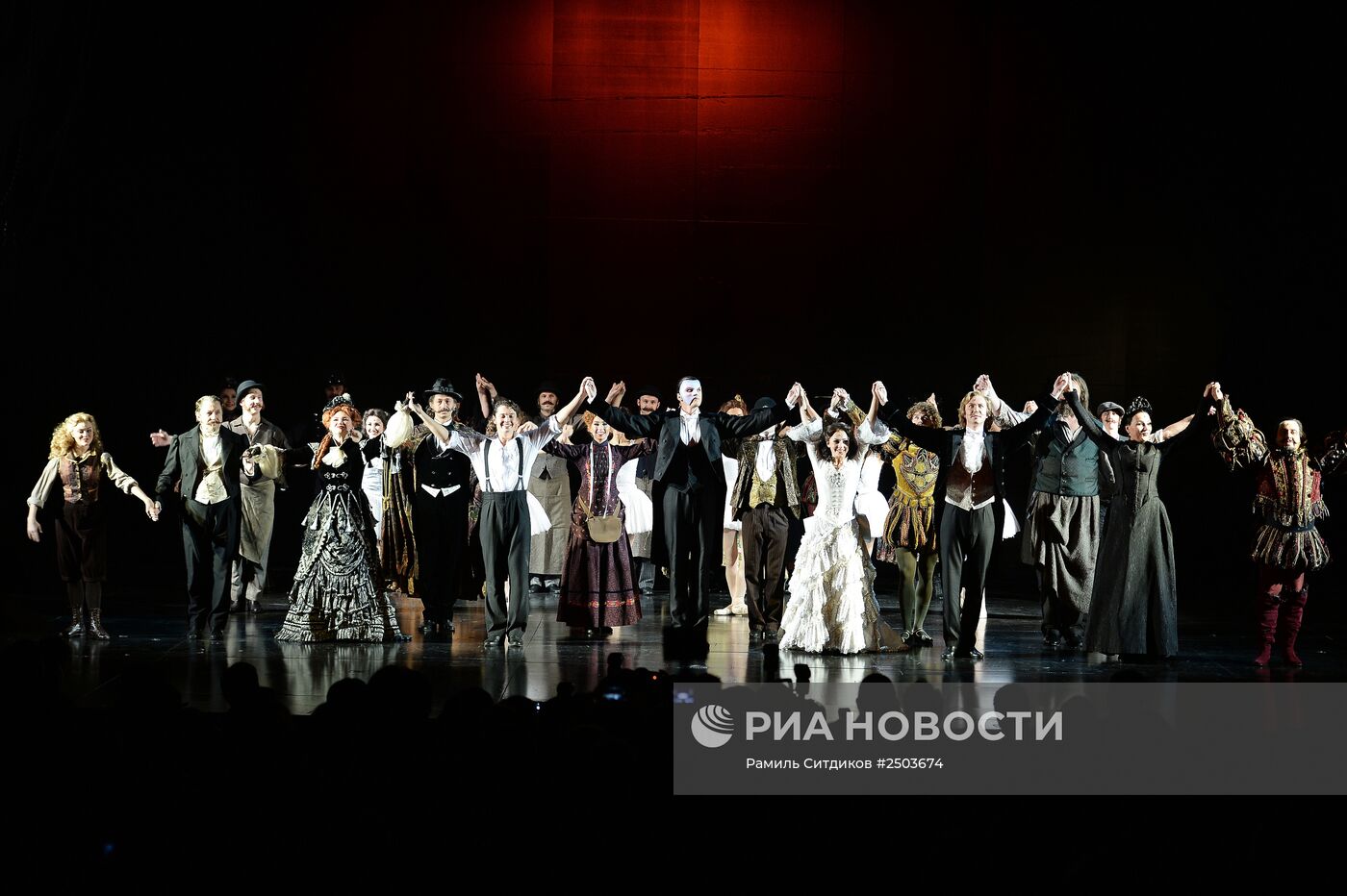 Премьера мюзикла Эндрю Ллойд-Уэббера "Призрак Оперы"