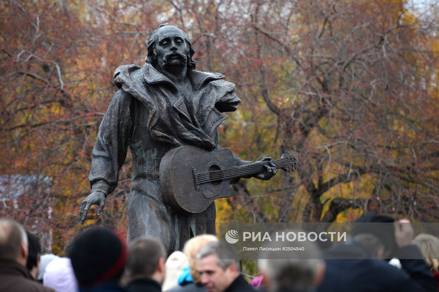 Открытие памятника музыканту Владимиру Мулявину в Екатеринбурге