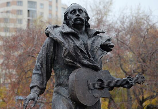 Открытие памятника музыканту Владимиру Мулявину в Екатеринбурге