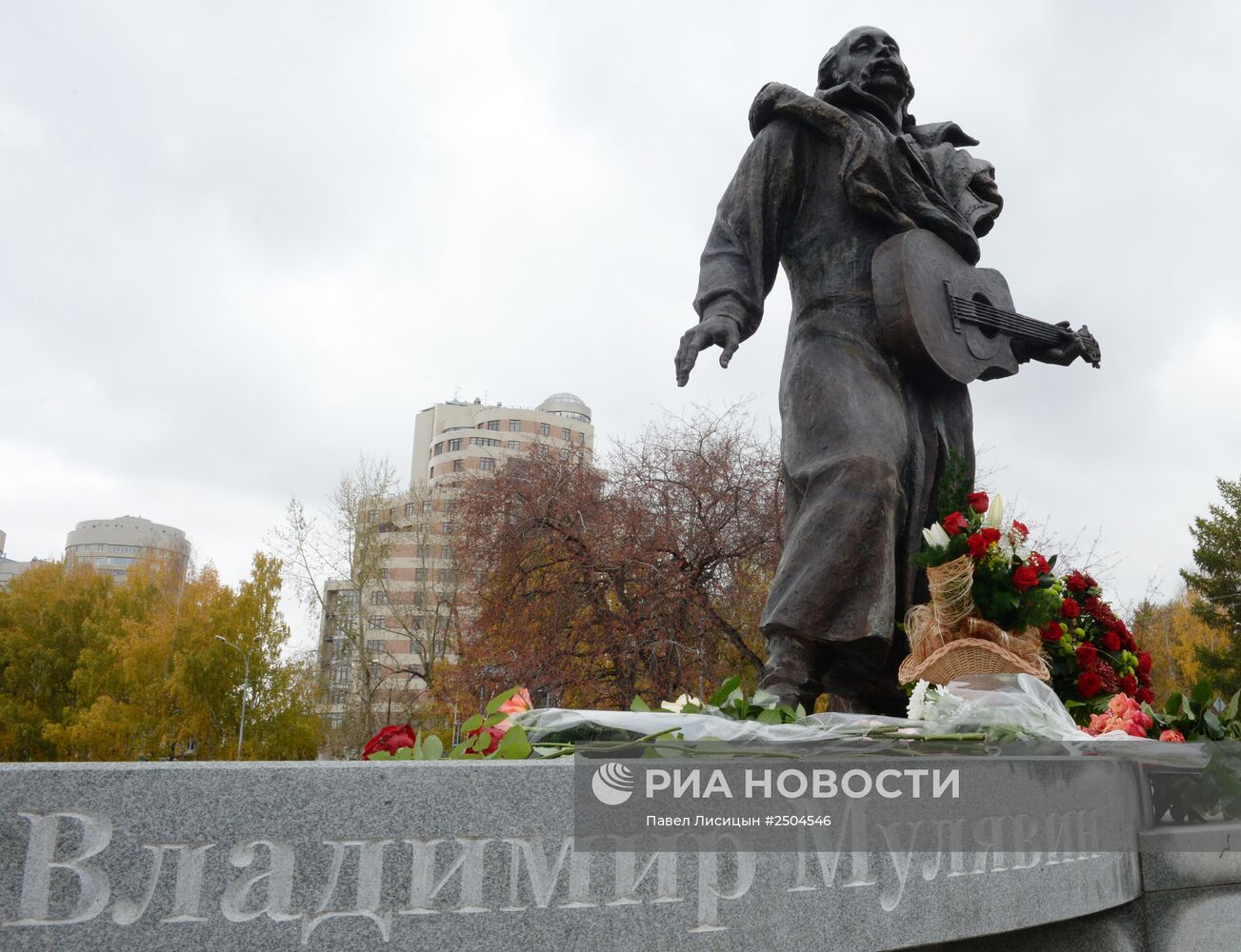 Открытие памятника музыканту Владимиру Мулявину в Екатеринбурге