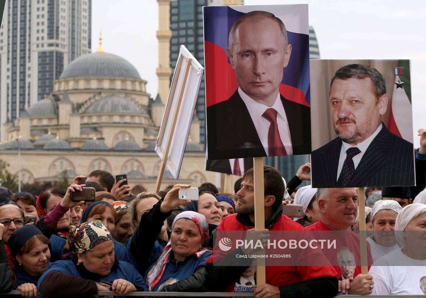 Акция "живой флаг" в Грозном