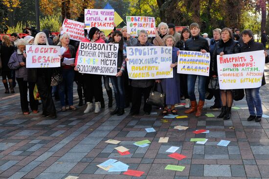 Акция матерей и жен украинских военных у здания Верховной Рады
