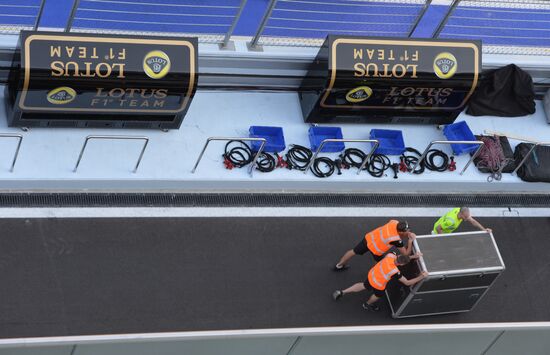 Разгрузка технологического оборудования на гоночной трассе "Сочи Автодром"
