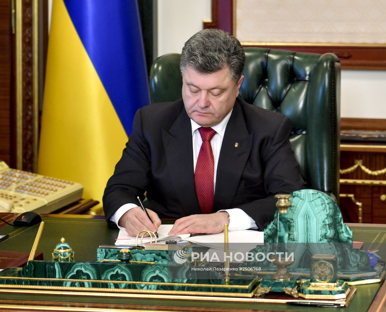 П.Порошенко подписывает "Закон о люстрации"
