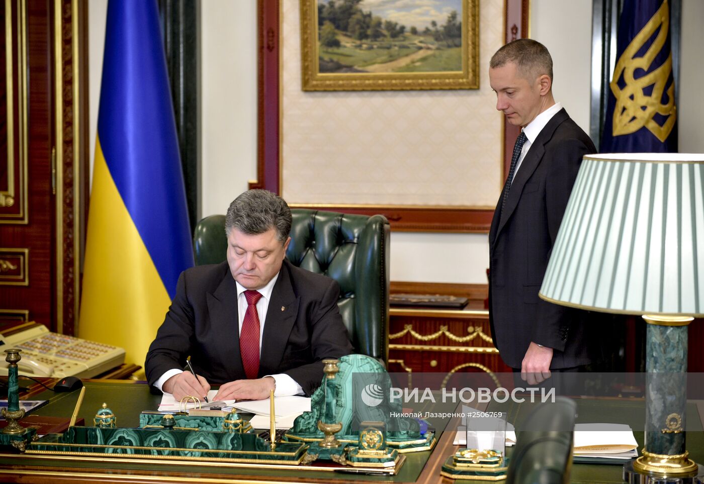 П.Порошенко подписывает "Закон о люстрации"