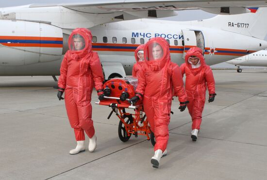 Презентация самолета, предназначенного для перевозки инфицированных лихорадкой Эбола