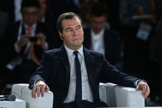 Д.Медведев и Ли Кэцян приняли участие в форуме "Открытые инновации"
