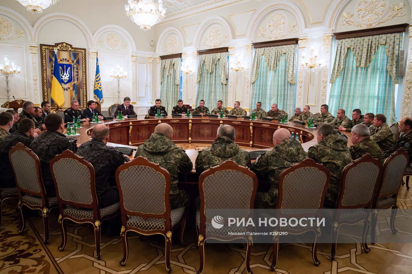 Президент Украины Петр Порошенко вручил государственные награды войнам