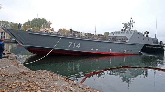Погрузка боевой техники на корабль "Лейтенант Римский-Корсаков"