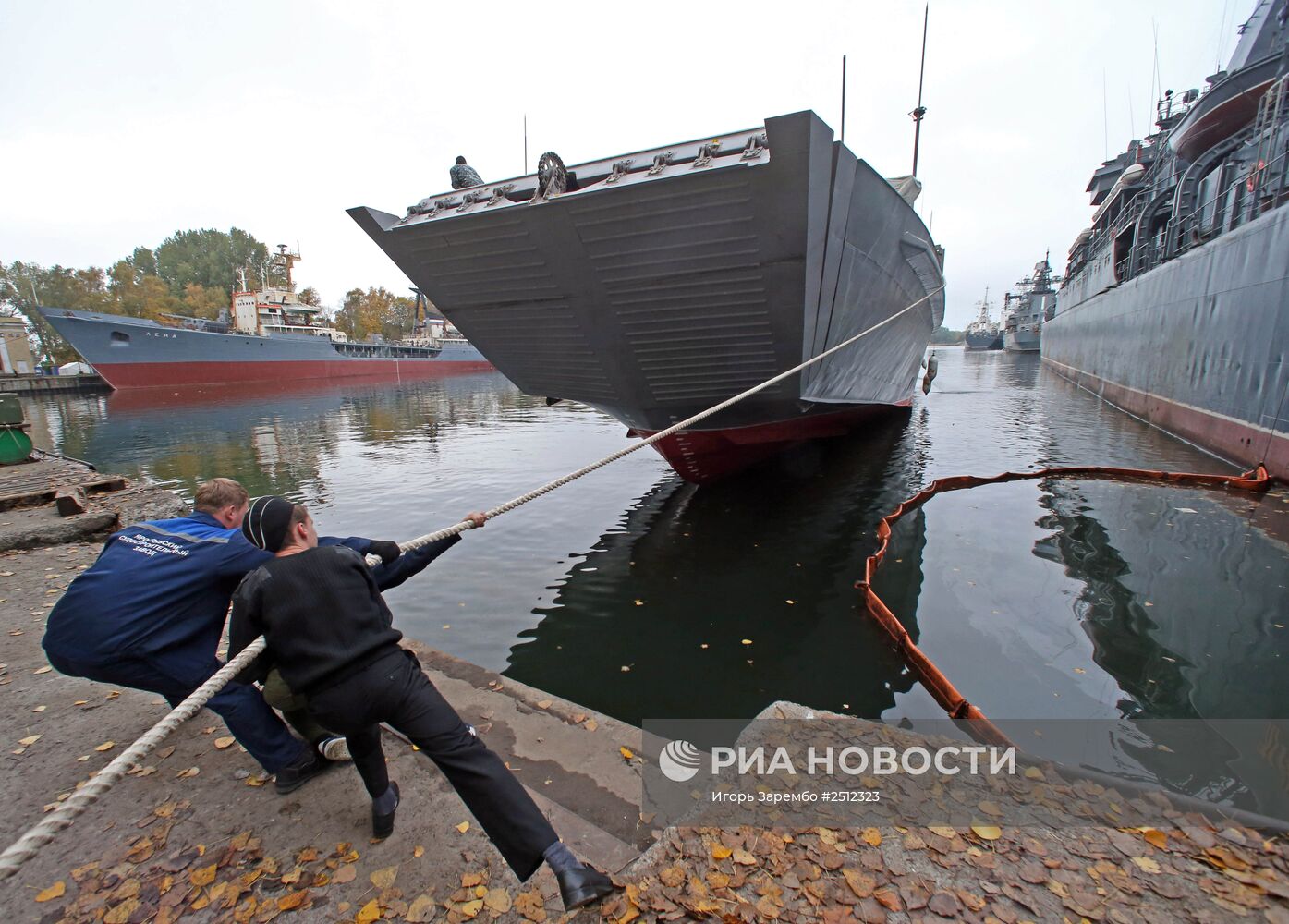 Погрузка боевой техники на корабль "Лейтенант Римский-Корсаков"