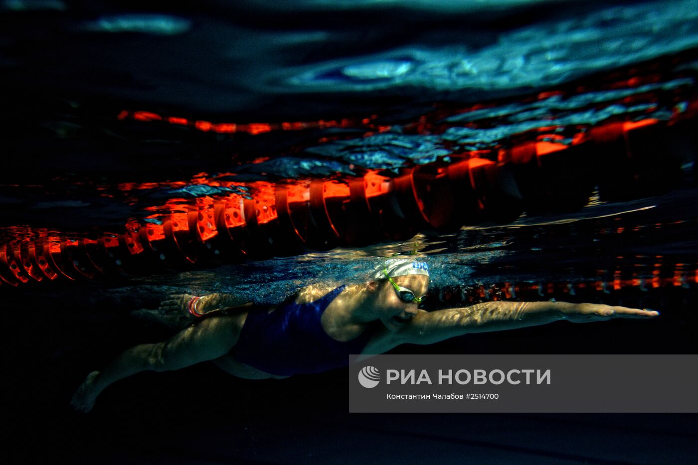 Тренировка по плаванию в спортивном комплексе "Ледовый" в Великом Новгороде.