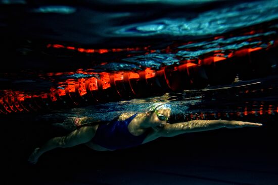 Тренировка по плаванию в спортивном комплексе "Ледовый" в Великом Новгороде.