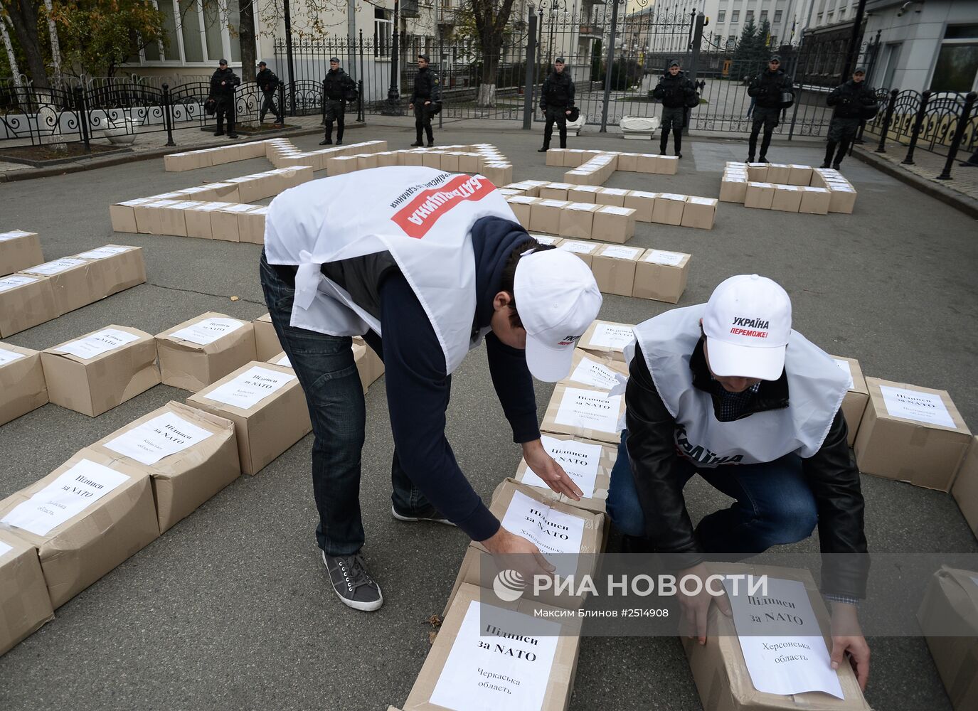 Партия "Батькивщина" представила 3 миллиона подписей за проведение референдума о вступлении Украины в НАТО