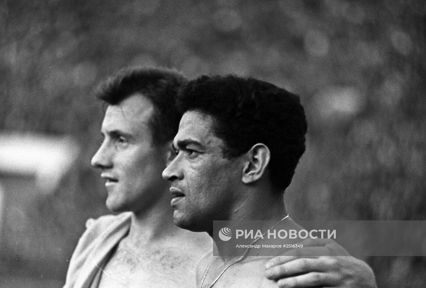 Футболисты В. Данилов и Гарринча