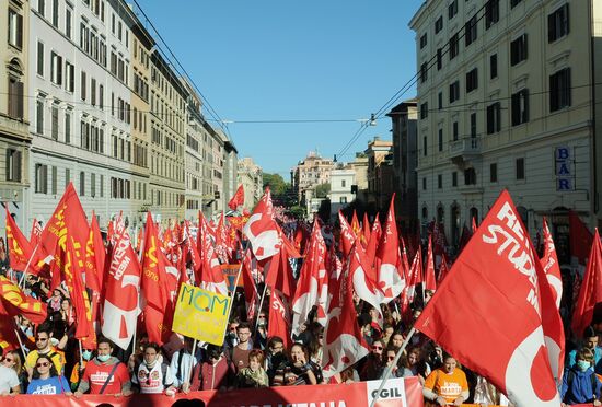 Манифестация, организованная Всеобщей итальянской конфедерацией труда