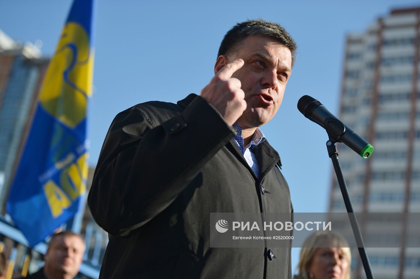 Активисты объединения "Свобода" провели акцию протеста у здания ЦИК в Киеве