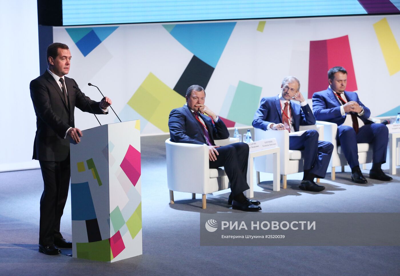 Д.Медведев принял участие в форуме "Опоры России", посвященном развитию малого бизнеса