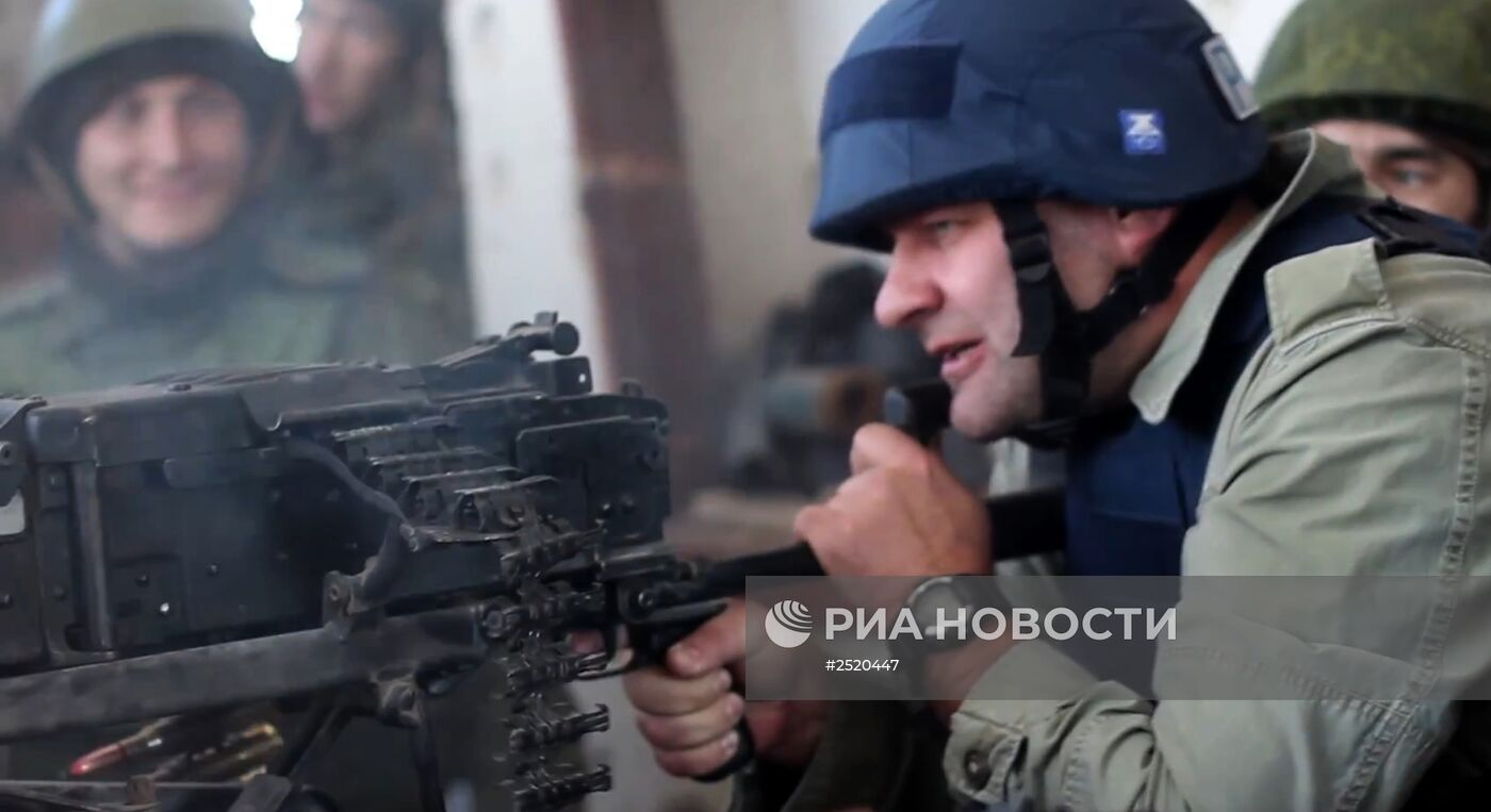 Актер Михаил Пореченков посетил позиции ополченцев в аэропорту Донецка