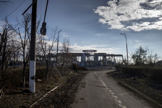 Разрушенный аэропорт Луганска