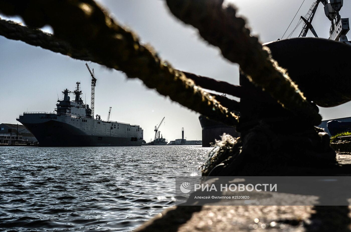 Корабль "Владивосток" класса "Мистраль" в доках компании SNX France