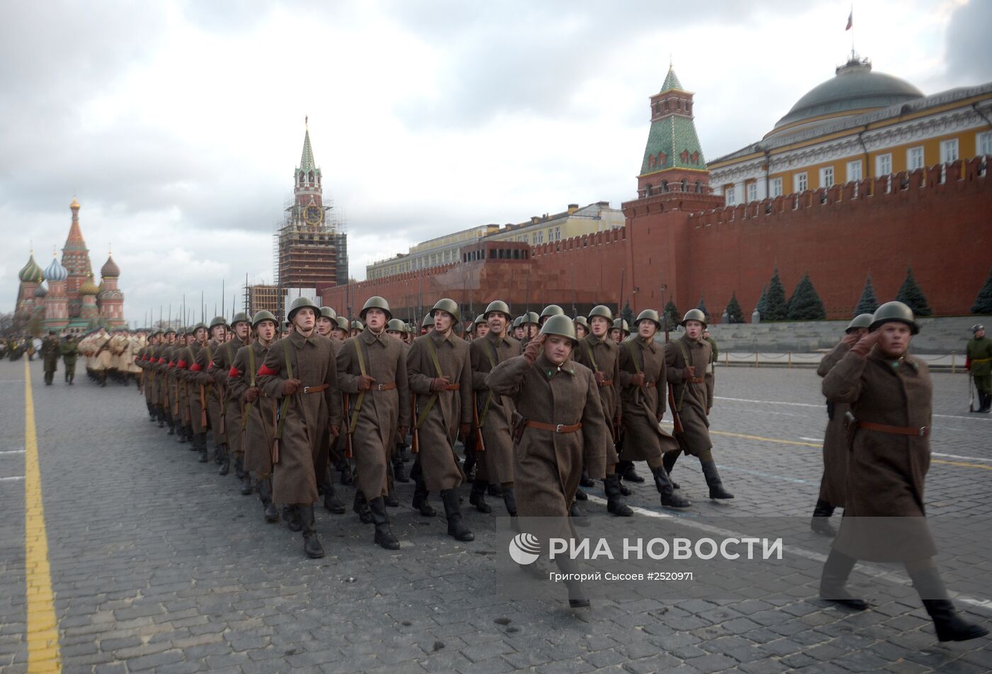 Репетиция торжественного марша, посвященного легендарному параду 1941 года