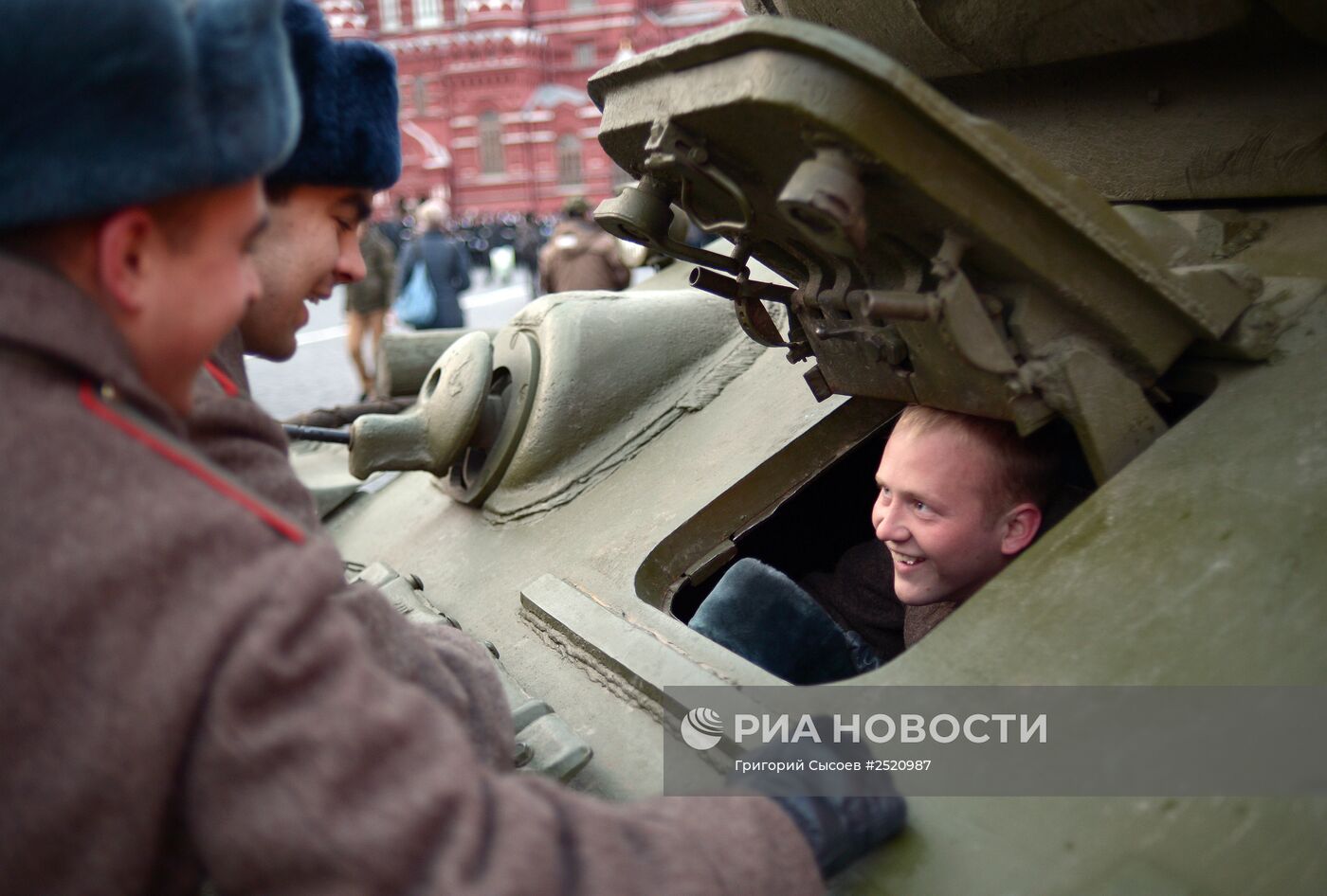 Репетиция торжественного марша, посвященного легендарному параду 1941 года