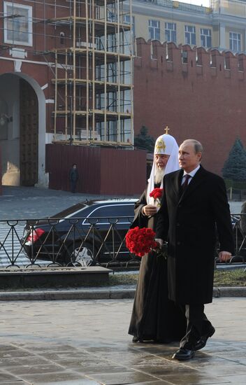 В.Путин возложил цветы к памятнику Минину и Пожарскому на Красной площади