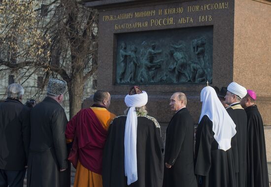 В.Путин возложил цветы к памятнику Минину и Пожарскому на Красной площади