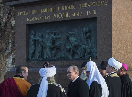 В.Путин возложил цветы к памятнику Минину и Пожарскому на Красной площади