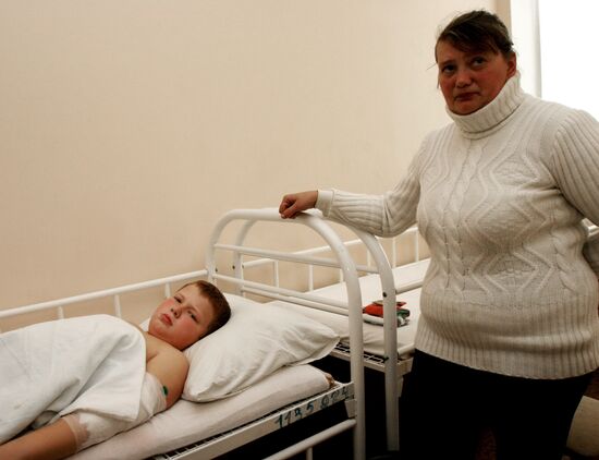 Пострадавшие при обстреле школы дети в больнице Донецка