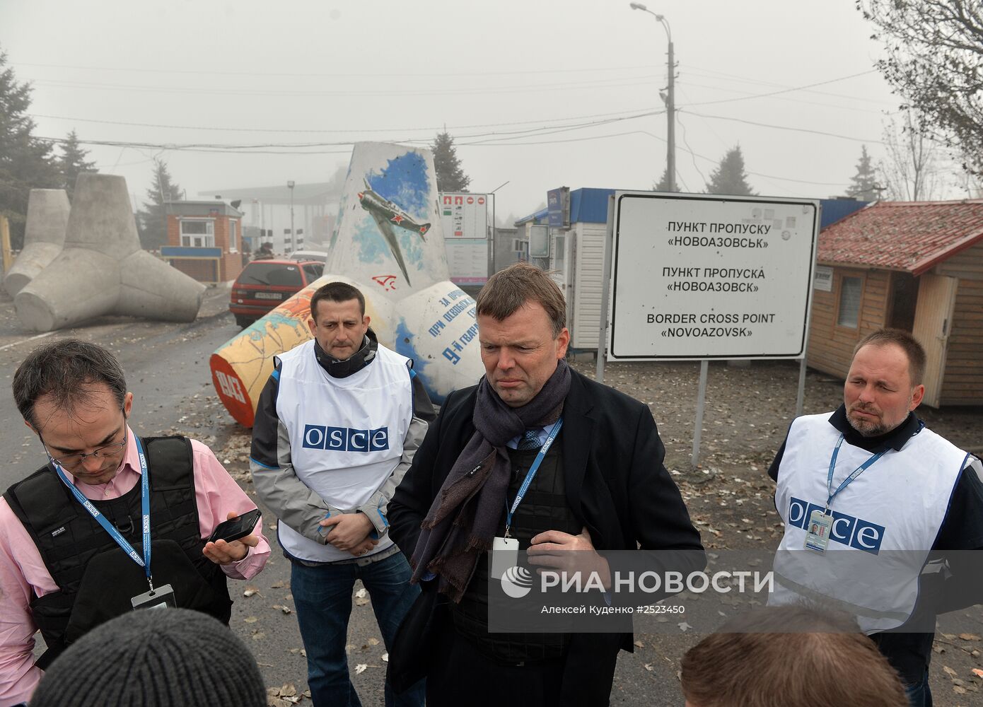 Наблюдатели ОБСЕ осматривают КПП "Новоазовск"