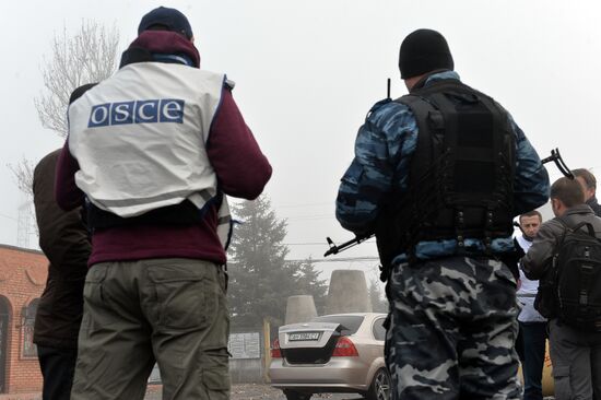 Наблюдатели ОБСЕ осматривают КПП "Новоазовск"